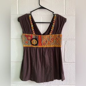 Sleeveless v-neck top with embroidered bodice, by Ex Libra's